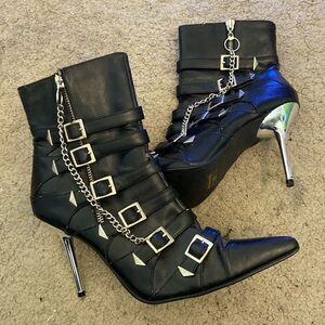 Ellie Sexy pointy black with silver buckle heels. Size 9
